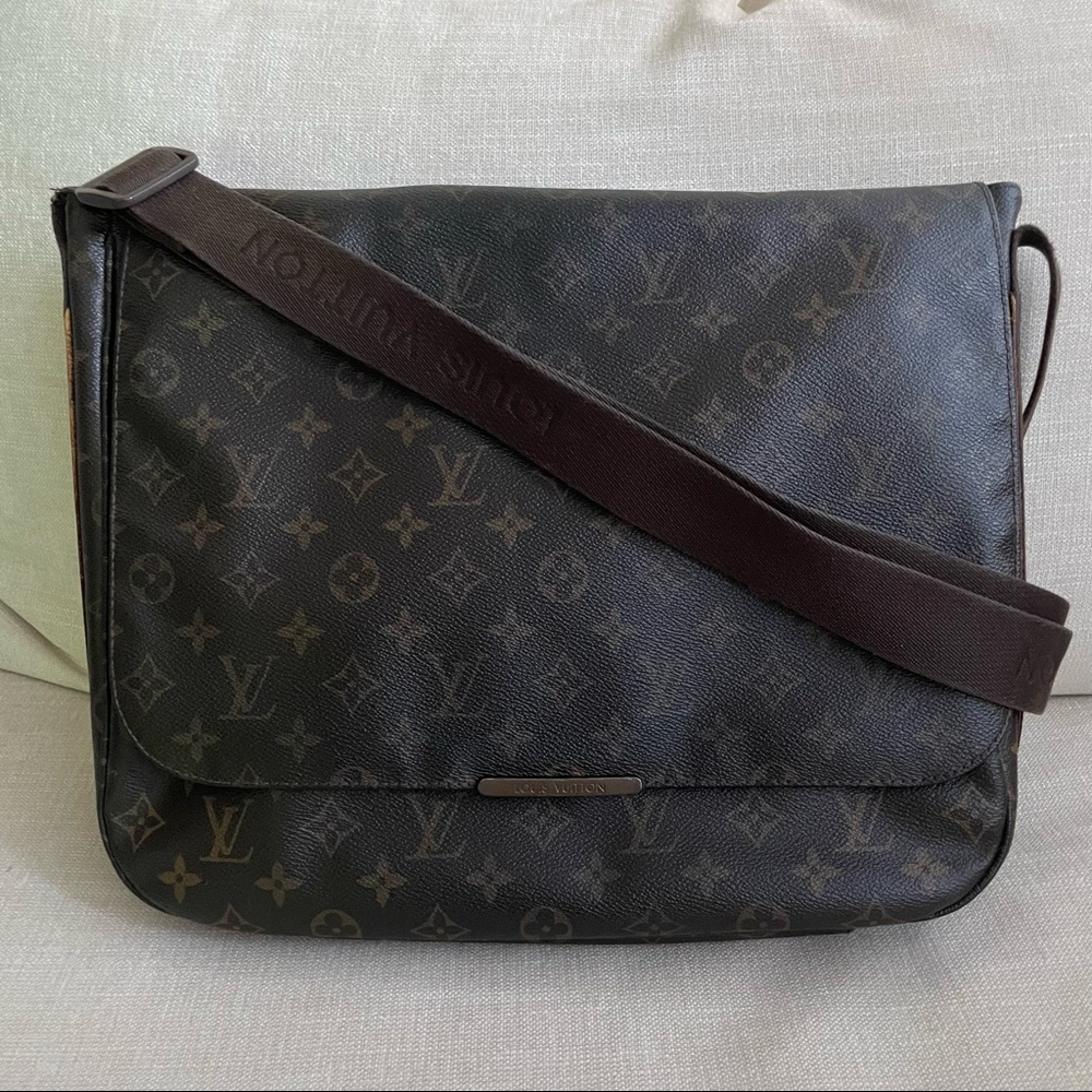 Authentic Louis Vuitton Monogram Bobour MM Messenger / Shoulder Bag